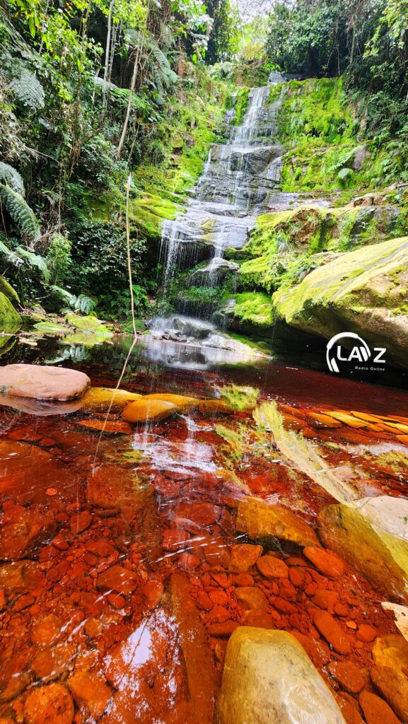 cascada de aguas rojas