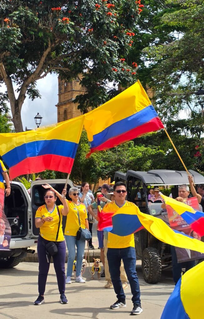 Simpatizantes del candidato presidencial Abelardo de la Espriella realizaron un banderazo en Zapatoca